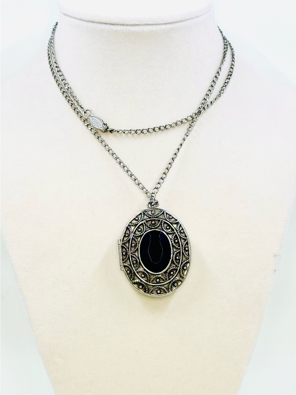 Avon Vintage Silver-Tone Perfume Locket Pendant/Brooch Necklace 26” Chain